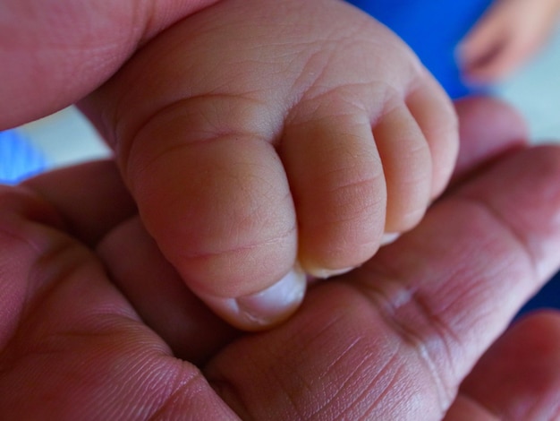 Photo image coupée d'un parent tenant son bébé