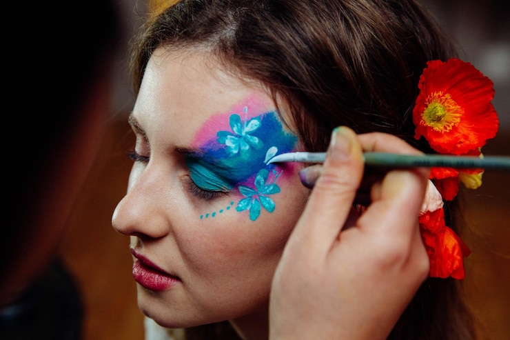 Photo image coupée d'une peinture d'artiste sur le visage d'une femme