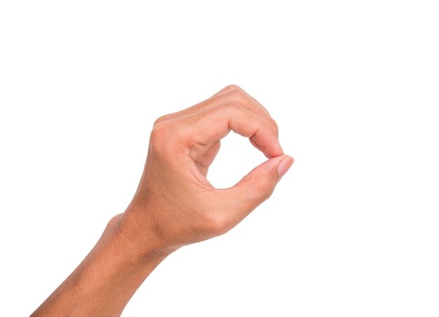 Image coupée d'une personne faisant un signe zéro sur fond blanc