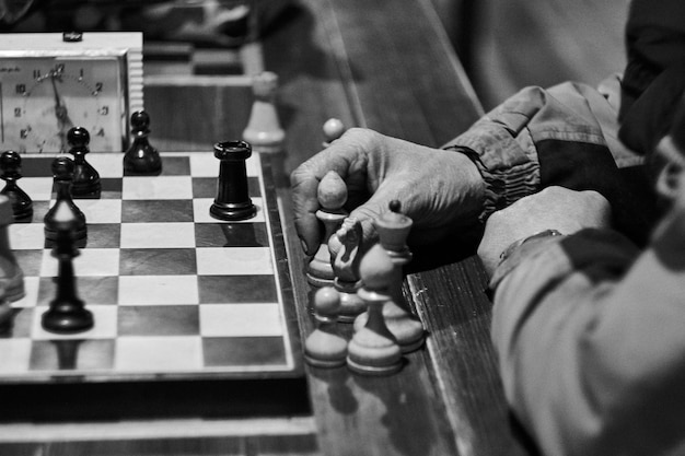 Photo image coupée d'une personne jouant aux échecs sur une table