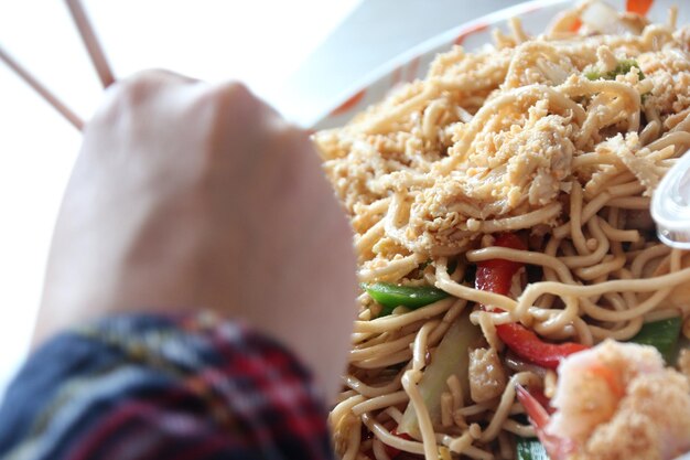 Photo image coupée d'une personne mangeant un repas frais