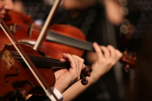 Image coupée de personnes jouant du violon