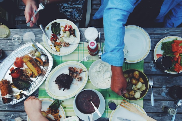 Image coupée de personnes mangeant à table