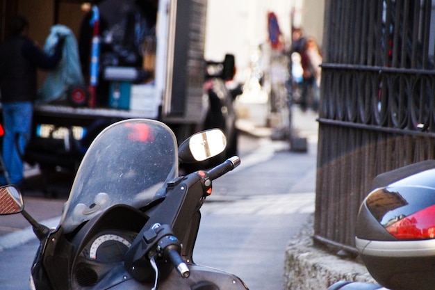 Photo image coupée d'un scooter sur la rue