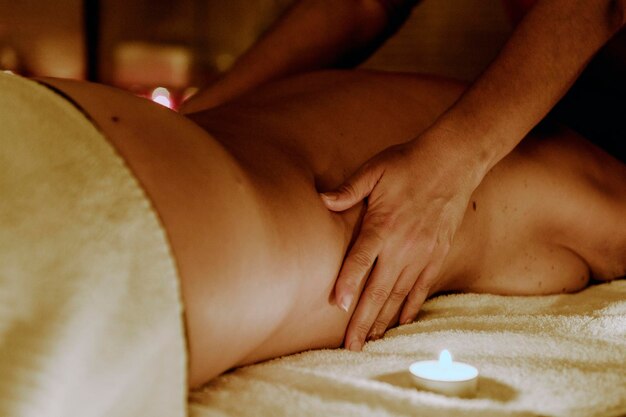 Image coupée d'un thérapeute massant une femme au spa