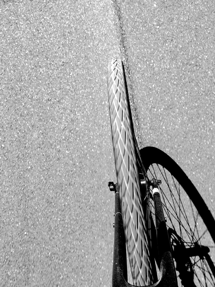 Photo image coupée d'un vélo dans la rue pendant une journée ensoleillée