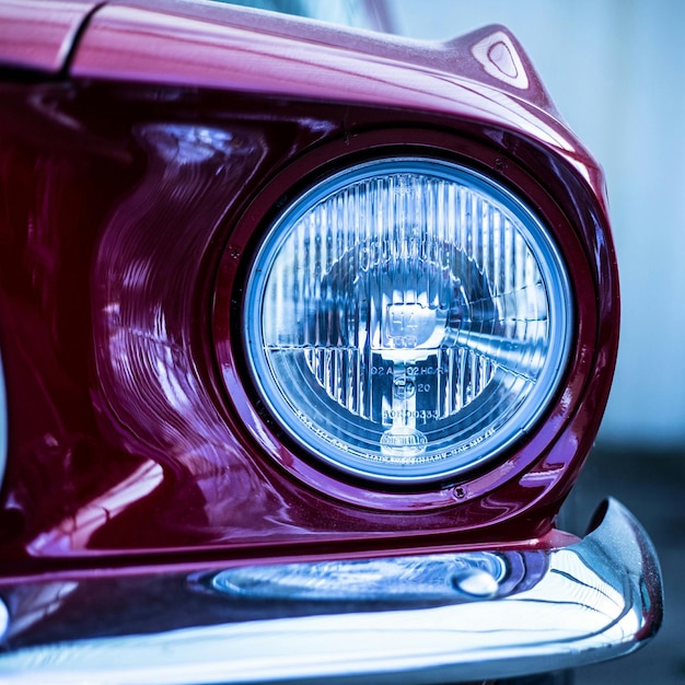 Image coupée d'une voiture avec un phare
