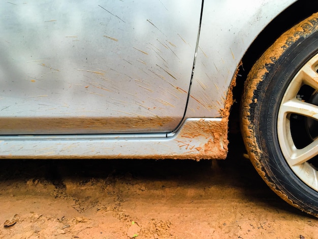 Image coupée d'une voiture sur une route boueuse