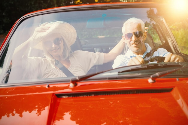 Photo image d'un couple faisant un voyage en voiture