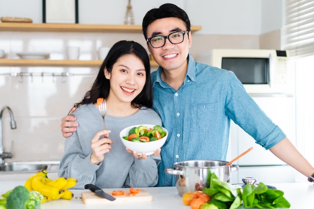 image d'un couple qui cuisine ensemble