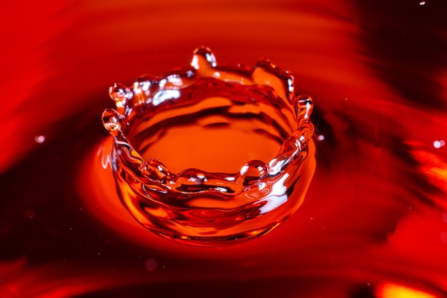 Image d'une couronne d'eau rouge et orange cramoisie formée à partir d'une goutte d'eau