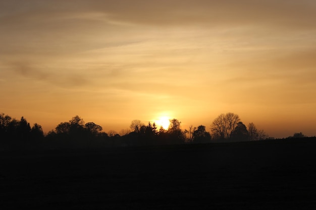 Image d'un déclin estival sombre au-dessus du soleil