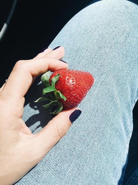 Photo image découpée d'une femme avec une fraise