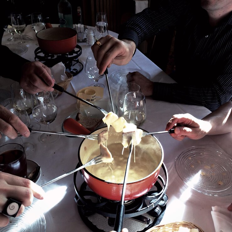 Photo image découpée d'un homme mangeant dans un restaurant