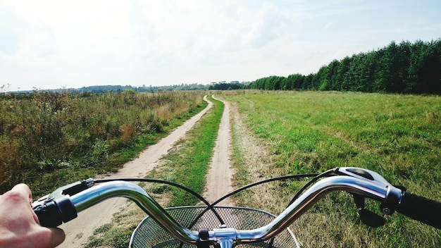 Image découpée d'un homme à vélo sur la route contre le ciel