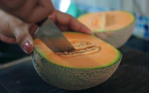 Photo image découpée d'une personne coupant le cantaloup