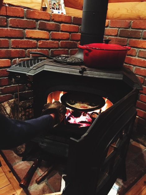 Photo image découpée d'une personne cuisant du pain dans un four traditionnel