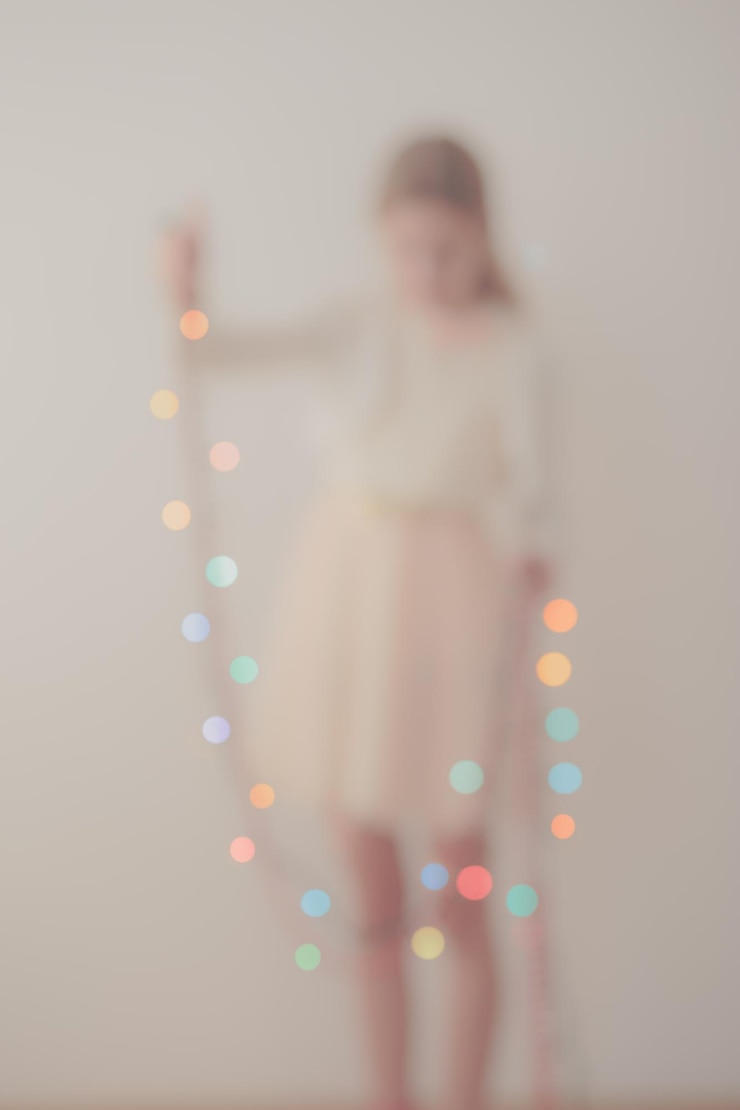 Photo image défocalisée d'un enfant debout contre des lumières éclairées
