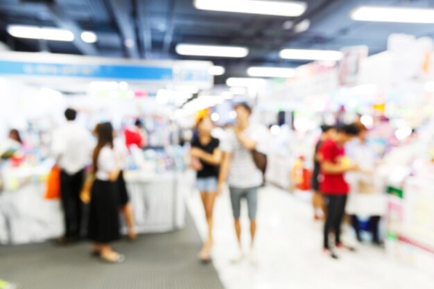 Image défocalisée des gens dans le magasin