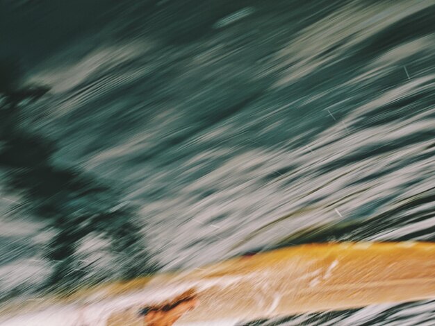 Image défocalisée d'un homme faisant du surf en mer