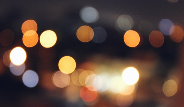 Image défocalisée des lumières éclairées dans la ville la nuit