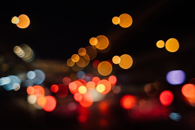 Image défocalisée de lumières éclairées la nuit