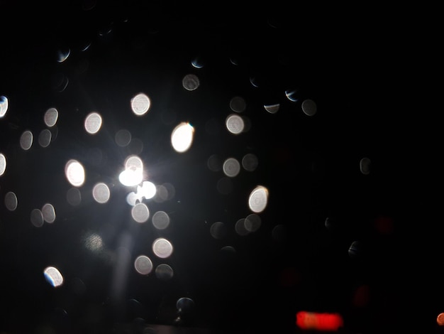 Image défocalisée de lumières éclairées la nuit