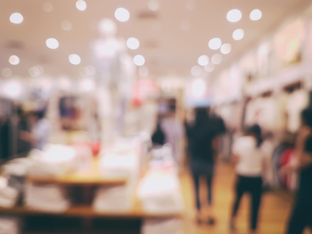 Image défocalisée de personnes dans un magasin éclairé