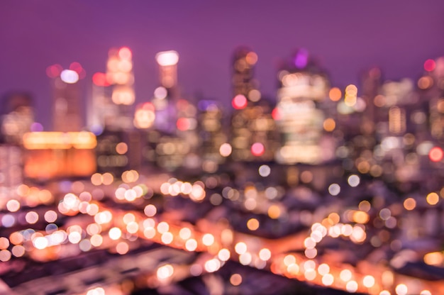 Photo image défocalisée d'une ville éclairée la nuit