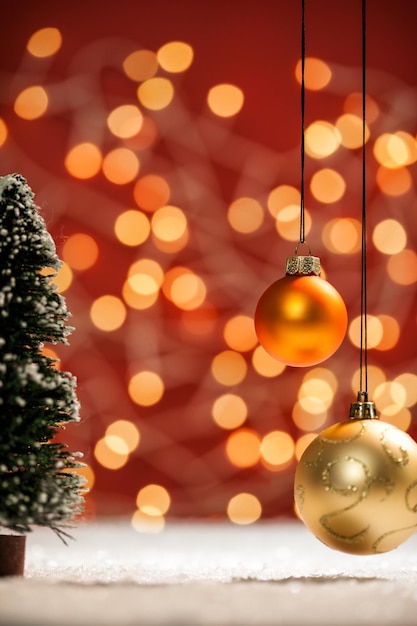Image défoulée d'un arbre de Noël illuminé