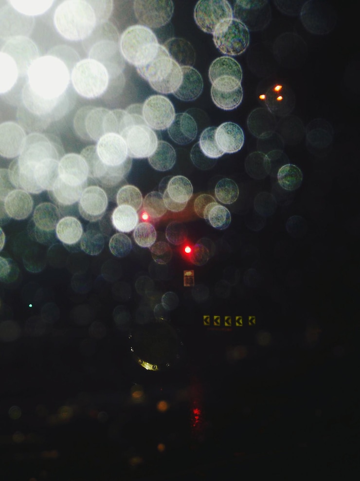 Photo image défoulée de gouttes de pluie sur verre