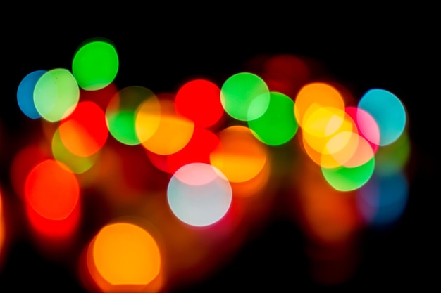 Image défoulée de lumières colorées éclairées la nuit