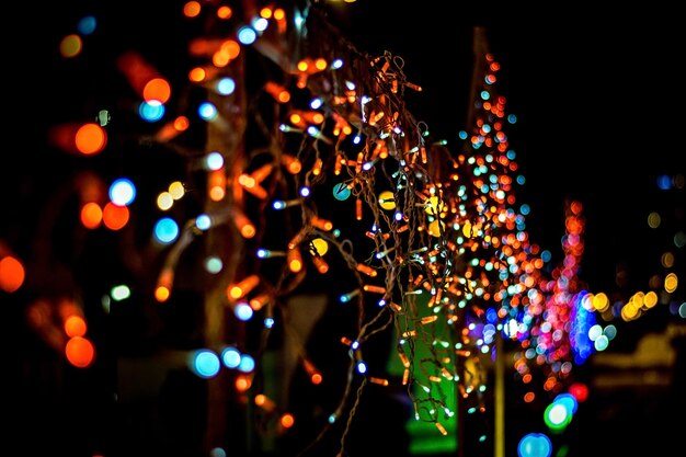 Photo image défoulée des lumières de noël éclairées la nuit