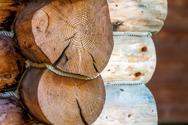 Image de détail en gros plan d'une maison faite de bûches de bois