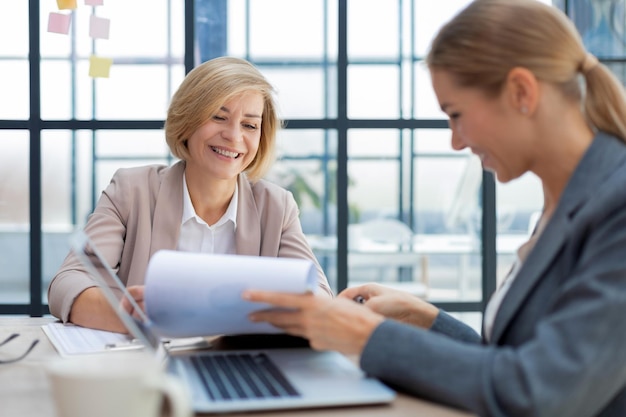 Image De Deux Femmes D'affaires Travaillant Au Bureau Avec Des Documents