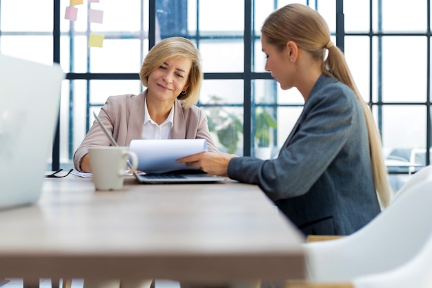 Image de deux femmes d'affaires travaillant au bureau avec des documents