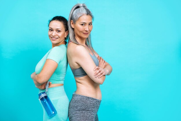 Image de deux femmes au corps, à l'âge et à l'ethnie différents faisant du sport. Modèles féminins portant des tenues de sport s'amusant à la salle de sport. Concept sur la positivité corporelle, l'acceptation de soi et le mode de vie