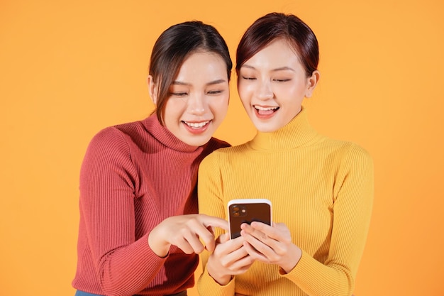 Image de deux jeunes femmes asiatiques sur fond