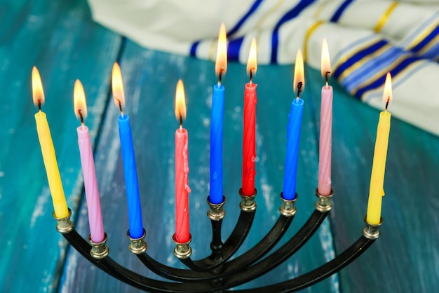 Image discrète de la fête juive de hanukkah avec des candélabres traditionnels menorah et des dreidels en bois spi
