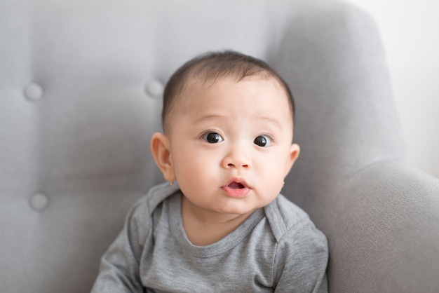 Image d'une douce petite fille, portrait en gros plan d'une jolie fille souriante de 8 mois, enfant en bas âge.