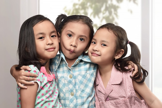 Image de drôles d&#39;enfants asiatiques jouant dans le salon