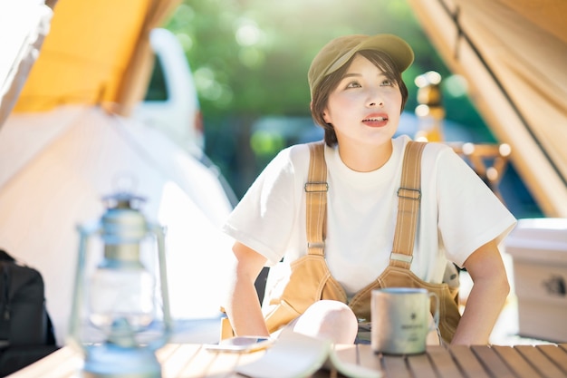 Image du camp solo-Une jeune femme se reposant dans une tente