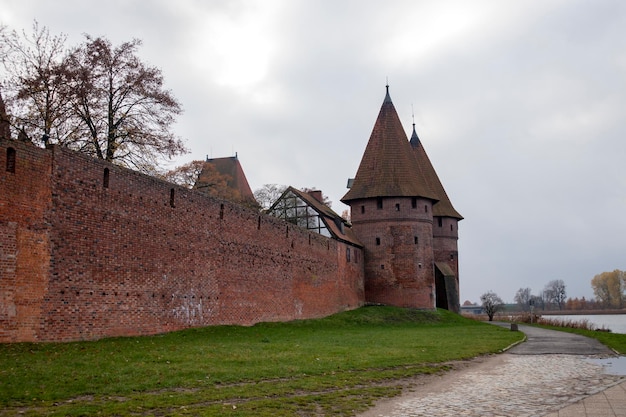 Image du château de Malbork en Pologne. Le château est construit en brique.