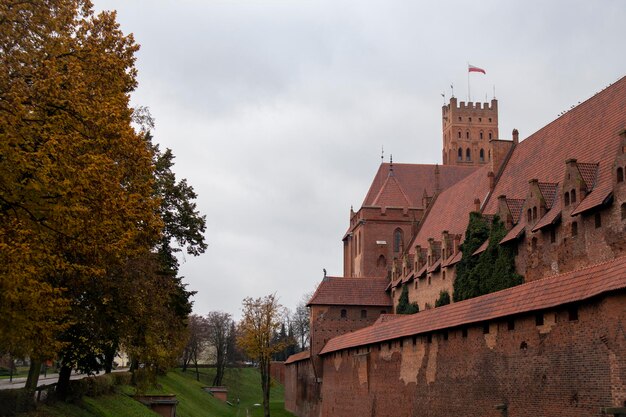 Image du château de Malbork en Pologne. Le château est construit en brique.