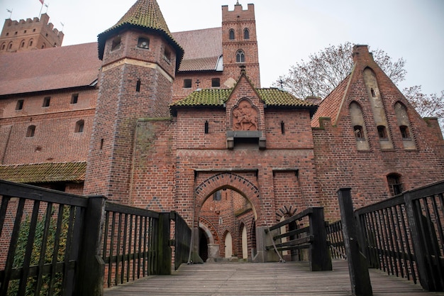 Image du château de Malbork en Pologne. Le château est construit en brique.