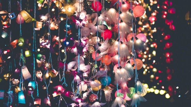 Photo image du festival des lanternes chinoises lanterne en papier colorée suspendue la nuit le long de la rue