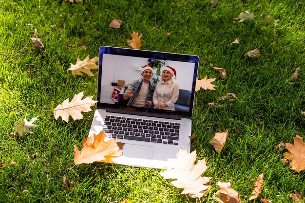 Image du parc d'automne et appel vidéo par ordinateur portable