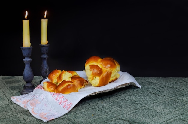 Image du sabbat challah pain et candelas sur table en bois samedi sabbat