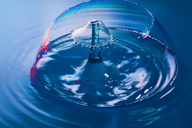 Image D'une Eau Bleue Paisible Avec Une Bulle Brisée Alors Que Deux Gouttes D'eau S'écrasent Ensemble