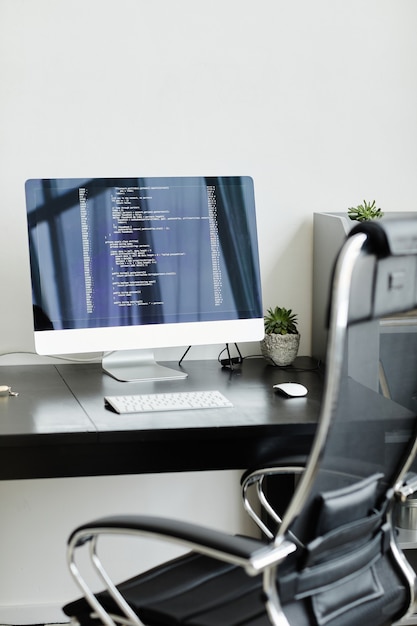 Image D'un écran D'ordinateur Avec Un Logiciel Debout Sur La Table D'un Bureau Moderne